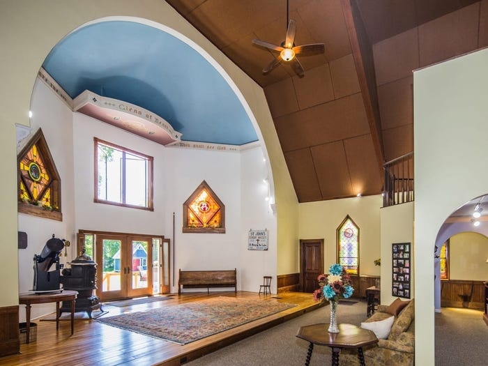 Trong đó phải kể đến nhà thờ  được xây dựng ở Castleton, Vermont vào năm 1893, đã được chuyển đổi thành biệt thự hiện đại. Về căn bản, nó vẫn được giữ nguyên kiến trúc nguyên bản như trần nhà cao và cửa sổ kính màu.