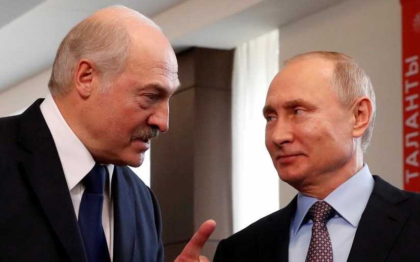 Các tổng thống Lukashenko (trái) và Putin. Ảnh: Reuters.