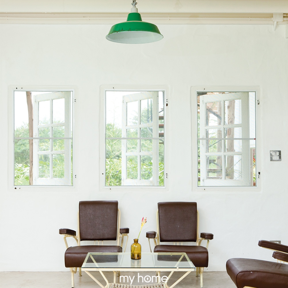 Việc thiết kế nhiều cửa sổ sẽ giúp không gian bên trong được hưởng "lộc" từ vườn cây xanh bên ngoài.