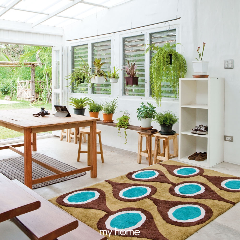 Bộ bàn ghế gỗ làm tăng sự mộc mạc, giản dị kết hợp cùng nhiều giỏ cây trang trí.