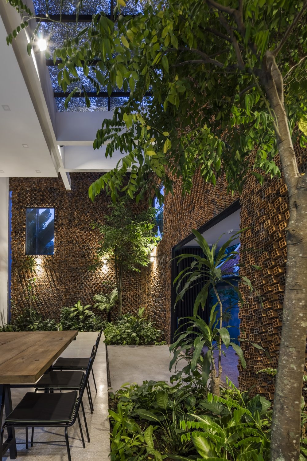 Không chỉ bị cuốn hút bởi vẻ bên ngoài, mà không gian bên trong cũng đầy ấn tượng và tươi mới nhờ cách sắp xếp và thiết kế hài hòa, hợp lý.