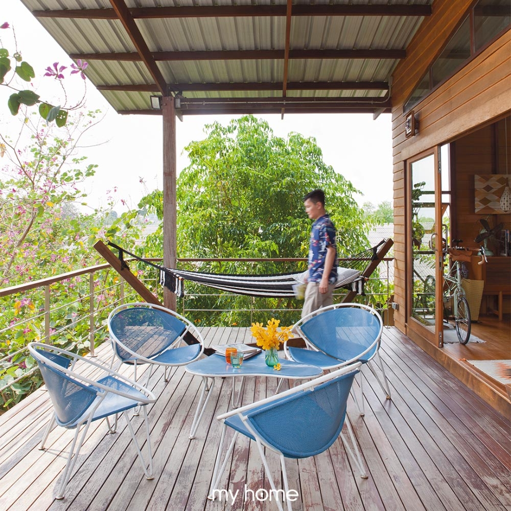 Góc đón gió, trò chuyện trước hiên nhà thoáng rộng, đầy tinh tế khi lựa chọn bộ bàn ghế màu xanh nước biển.