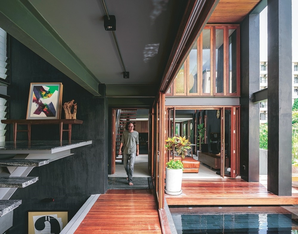 Ngôi nhà đen, hẹp nhưng đầy tính sáng tạo và nghệ thuật, trở thành một không gian lý tưởng. Đặc biệt ngôi nhà là một giải pháp tuyệt vời cho việc tránh khỏi cái nóng bức do tiết trời ở đây.