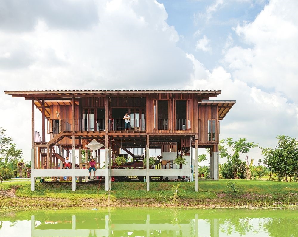 Ngôi nhà sàn kiểu Thái được lấy cảm hứng từ những nét truyền thống ở địa phương. Bên cạnh không gian nghỉ ngơi, sinh sống thì gia chủ còn xây dựng một khu vườn để sản xuất nông nghiệp.
