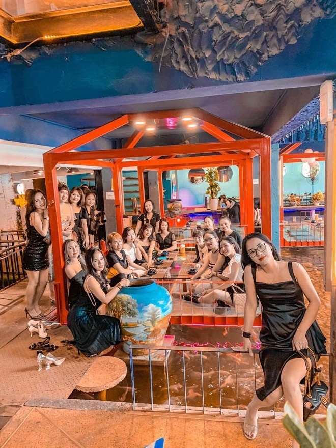 Dù mới gặp mặt nhưng hội chị em đã vui vẻ ăn uống và trò chuyện như thân quen từ lâu.