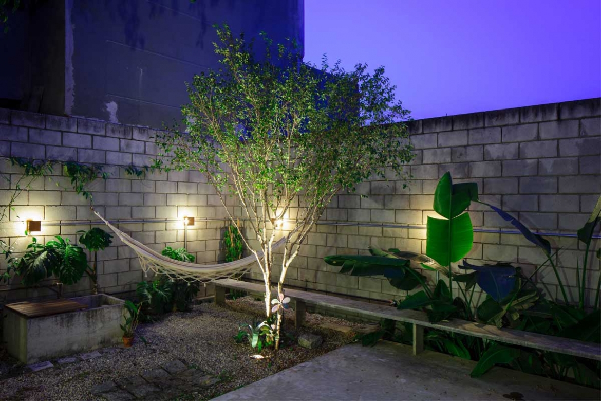 Khu vườn thiết kế thêm một chiếc võng sẽ là nơi vô cùng thư giãn, nghỉ ngơi sau một ngày xô bồ với cuộc sống bên ngoài.