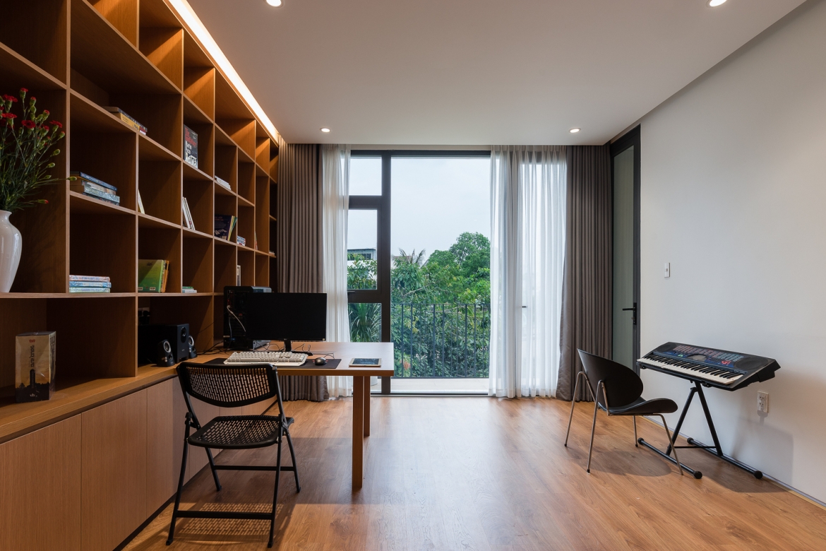 Phòng làm việc hướng ra khoảng sân vườn giúp chủ nhà cảm thấy yên tĩnh, có thể tập trung tối đa để sáng tạo.