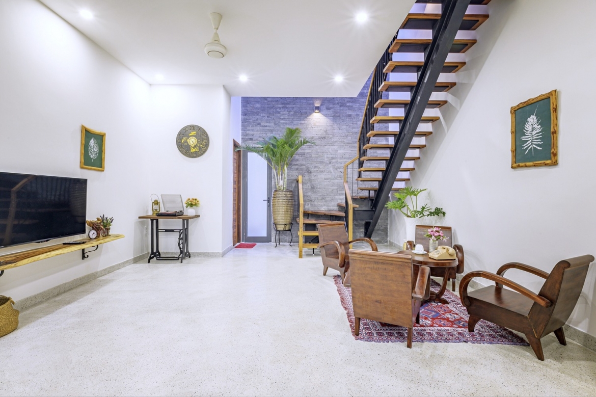 Đây không chỉ là nơi chủ nhà tiếp khách mà còn là không gian quây quần, đoàn tụ của các thành viên sau mỗi ngày dài lao động bên ngoài.