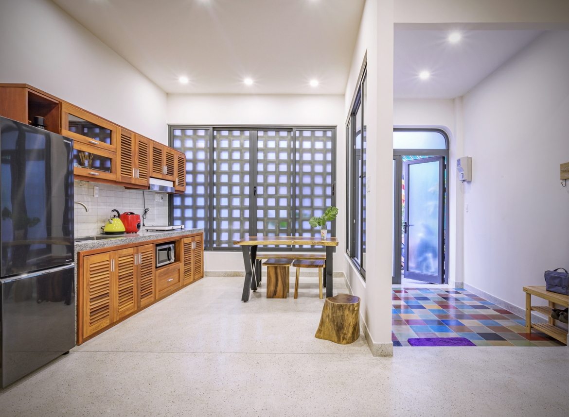 Phòng ăn nằm cạnh lối ra vào, để tiện cho người nội trợ có thể bao quát mọi hoạt động trong và ngoài nhà.