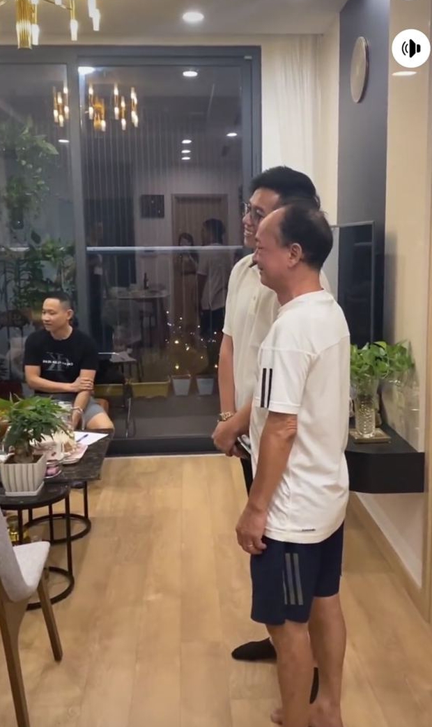 Anh chàng và bố Hương Giang vô cùng thân thiết.