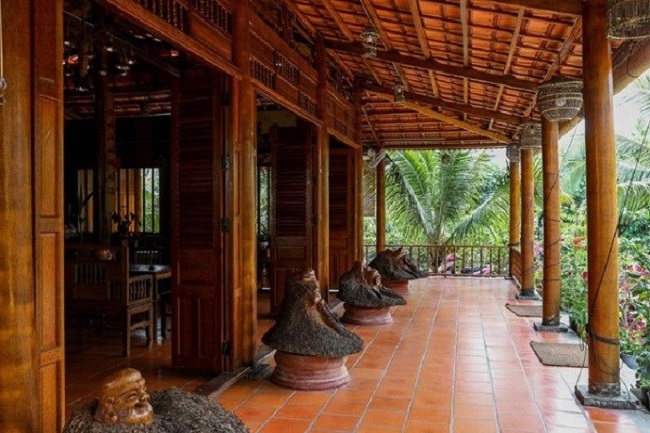 Hơn 30 người thợ lành nghề làm việc chăm chỉ, miệt mài trong 2 năm mới có thể hoàn thiện ngôi nhà. Ảnh: Eva.vn