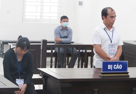Bị cáo Nguyễn Thị Tuyết và Trần Gia Hòa tại tòa. 