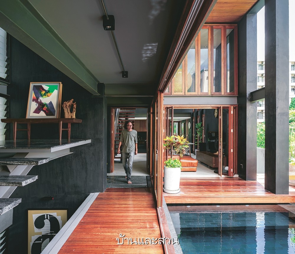 Men đen kết hợp hài hòa với màu gỗ, một chút sắc vị của đồ dùng trang trí tạo nên một căn nhà thẩm mỹ, nghệ thuật.