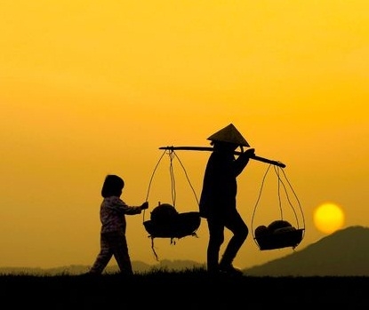 Bao vất vả mẹ xin nhận hết chỉ mong con có cuộc sống tốt lành (Ảnh minh họa internet)