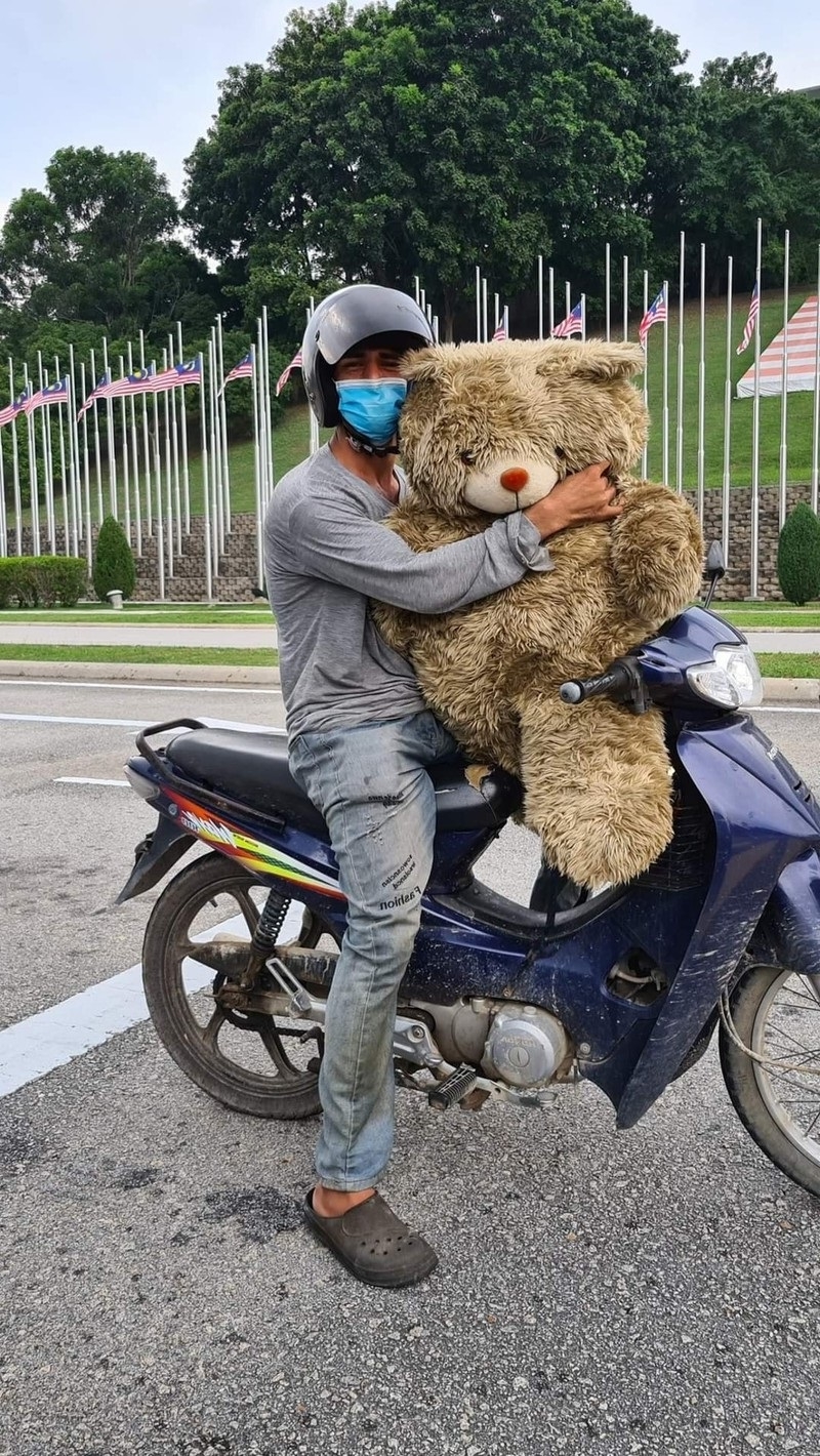 Người cha lấm lem bùn đất bên con gấu bông nhặt từ bãi rác.
