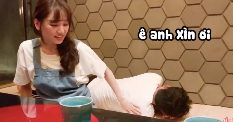 Nam MC nằm dài ngay trong bữa ăn tối cùng vợ ở nhà hàng 5 sao.