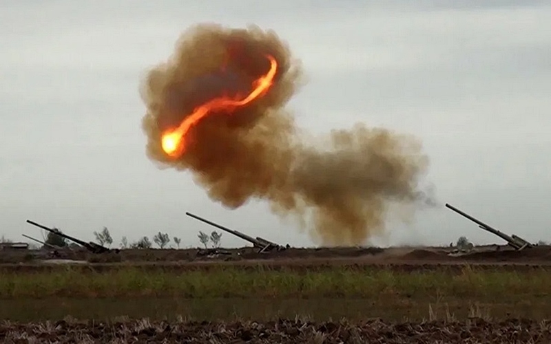 Pháo binh Azerbaijan bắn vào vị trí của “quân ly khai” ở Karabakh (ảnh trích xuất từ video của Bộ Quốc phòng Azerbaijan, 28/9/2020).