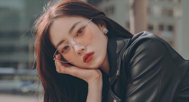 Một người phụ nữ khôn ngoan sẽ biết buông lời khen chê đúng lúc