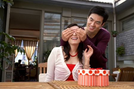 Theo thời gian sự lãng mạn của người đàn ông cũng có thể vơi dần đi vì những bộn bề của cuộc sống (Ảnh minh họa internet)
