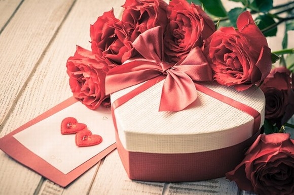 Ngày 20/10 từ bao giờ trở thành ngày "khoe quà" của các chị trên mạng xã hội vậy? (Ảnh minh họa internet)