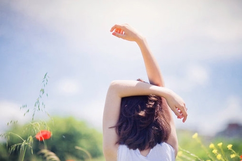 Nếu đã là quá khứ hãy học cách buông bỏ để sống với hiện tại, để khiến bản thân vui vẻ trở lại (Ảnh minh họa internet)