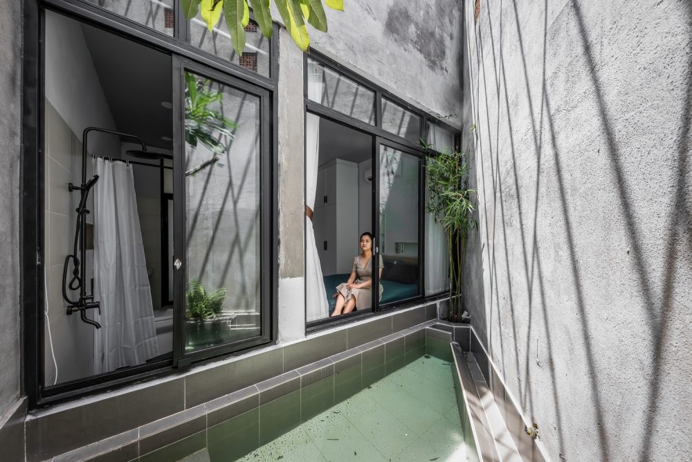 Gia chủ dễ dàng tận hưởng cuộc sống trong lành của khu vườn bên cạnh ngay không gian ngủ thông qua cửa sổ lớn. Thậm chí có thể thả lỏng chân xuống bể nước.