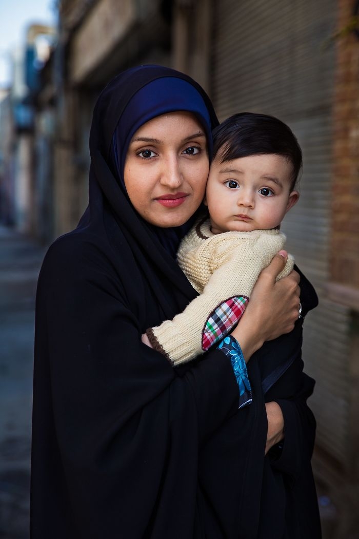 Hai mẹ con ở Tehran, Iran.