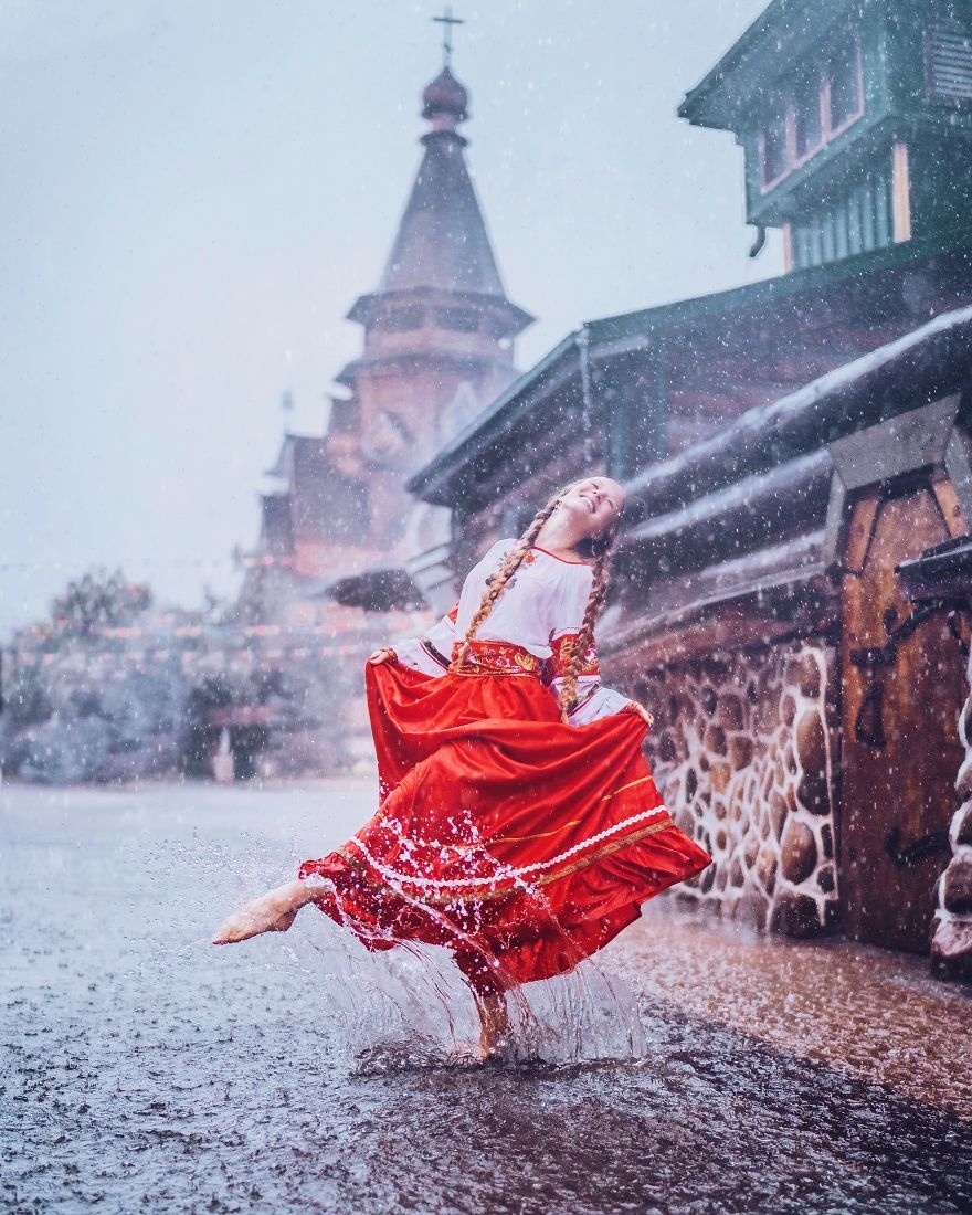 Vũ công Polina nhảy múa khi tuyết rơi ở Moscow.