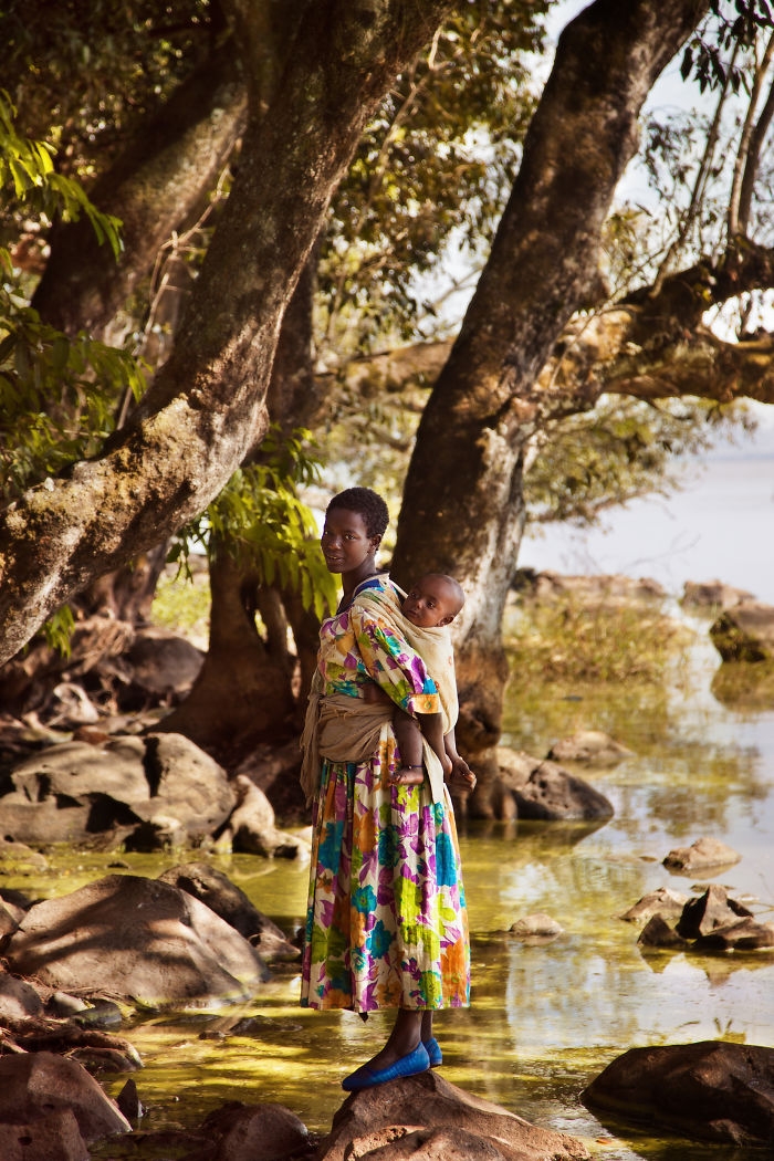  Người mẹ cõng con ở Bahir Dar, Ethiopia.A