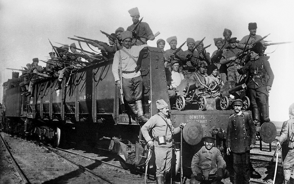 Tàu hỏa thiết giáp của Hồng quân. Ảnh: Viktor Bulla.