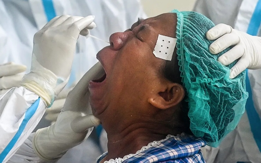 Lấy mẫu xét nghiệm từ một phụ nữ ở Yangon, Myanmar. Ảnh: AFP.