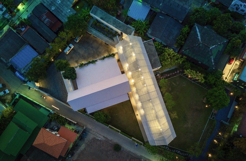 Nhìn từ xa, ngôi nhà giống như đom đóm phát ra ánh sáng.