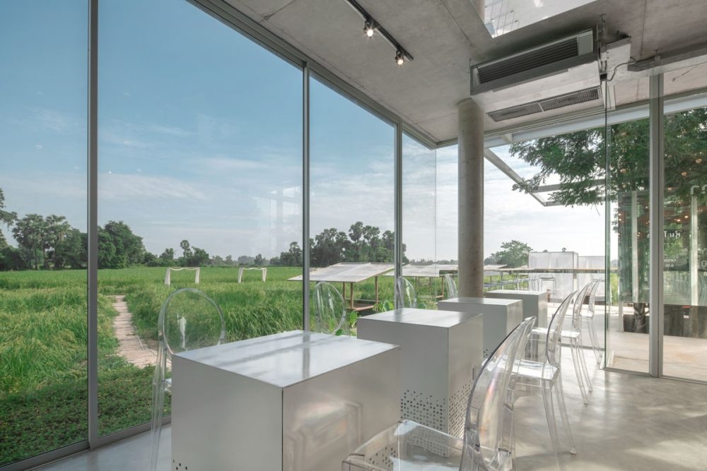Thiết kế cửa kính giúp du khách vừa nhâm nhi cafe vừa ngắm trọn bức tranh tuyệt vời của thiên nhiên.