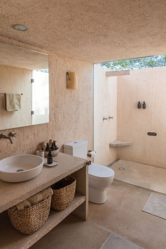 Phòng tắm mộc mạc, xinh xắn.