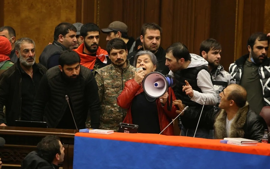 Người dân Armenia xông vào trụ sở quốc hội nước này để phản đối sau khi Thủ tướng Armenia ký thỏa thuận đình chiến với Azerbaijan và Nga (dưới sự trung gian của Nga). Ảnh: Reuters.