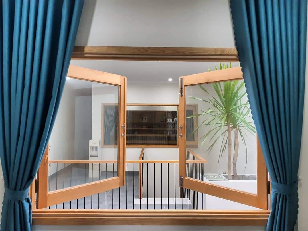 Các cửa sổ trong căn nhà đều được thiết kế bản to để đón trọn vẹn ánh sáng mặt trời.