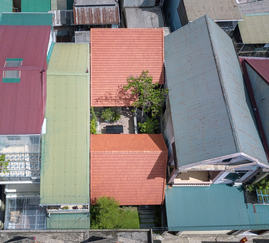 Là người hoài cổ, yêu thích các giá trị truyền thống nên chủ nhân ngôi nhà chọn kiểu nhà mái ngói, nhà cấp 4 giống với căn biệt thự vườn.