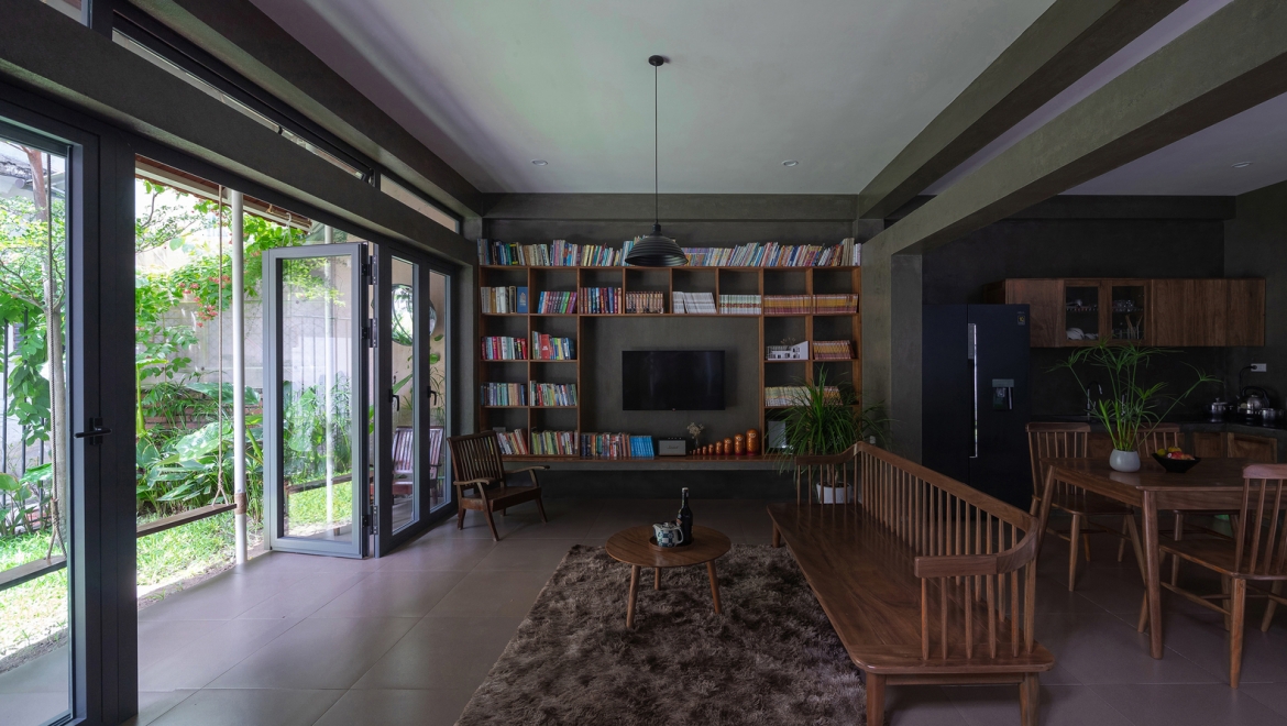 Thay vì xây dựng phòng sinh hoạt chung, vì nhà chỉ có 2 mẹ con nên chị chủ nhà sử dụng xích đu để làm nơi giải trí, thư giãn cho 2 mẹ con.