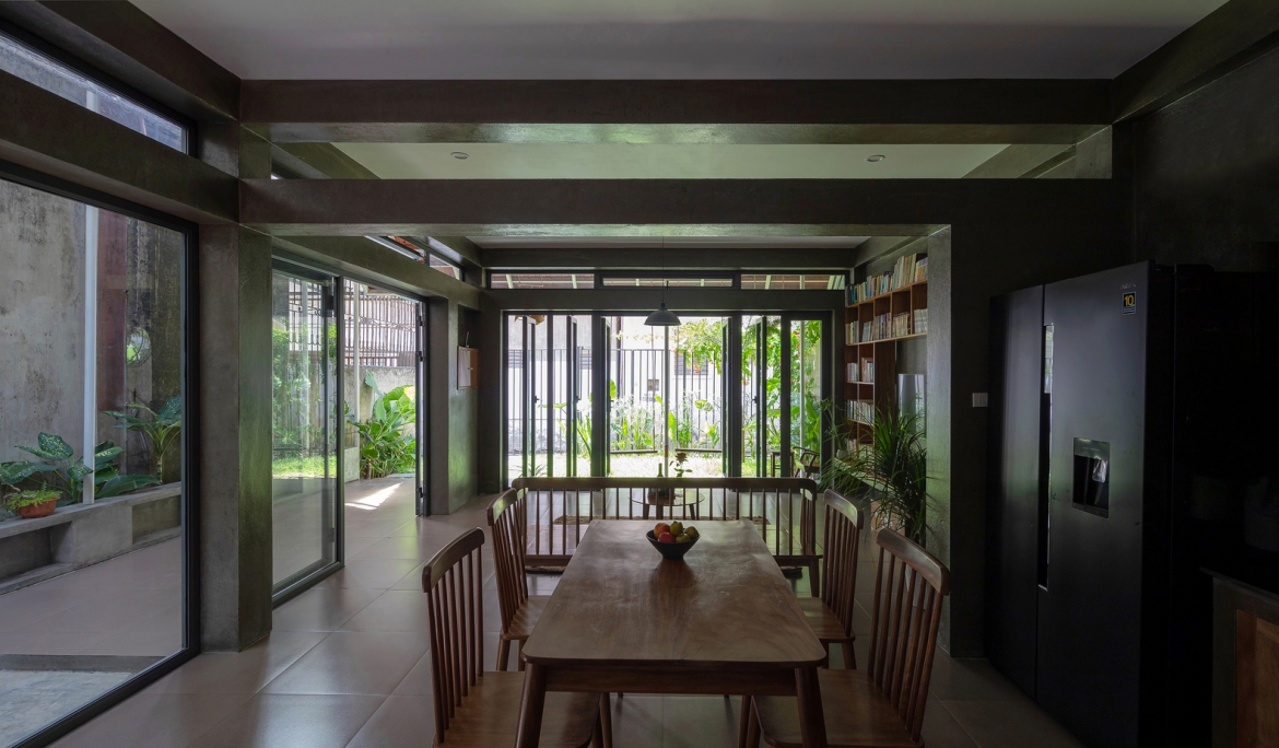 Bàn ăn rộng để hai mẹ con tiếp khách, mời bạn bè đến chơi nhà.