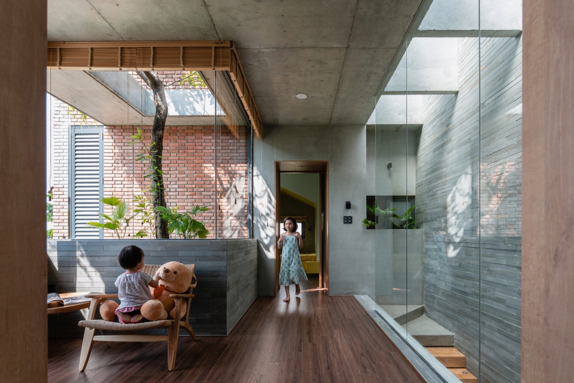 Chính vì những dụng ý khi thiết kế và bố trí không gian nhà, nên tình cảm của hai đứa trẻ khi nào cũng khăng khít. Vì vậy, vợ chồng trẻ cũng có thêm nhiều thời gian để ở bên nhau, chăm sóc lẫn nhau mà không phải bận tâm nhiều về con cái.