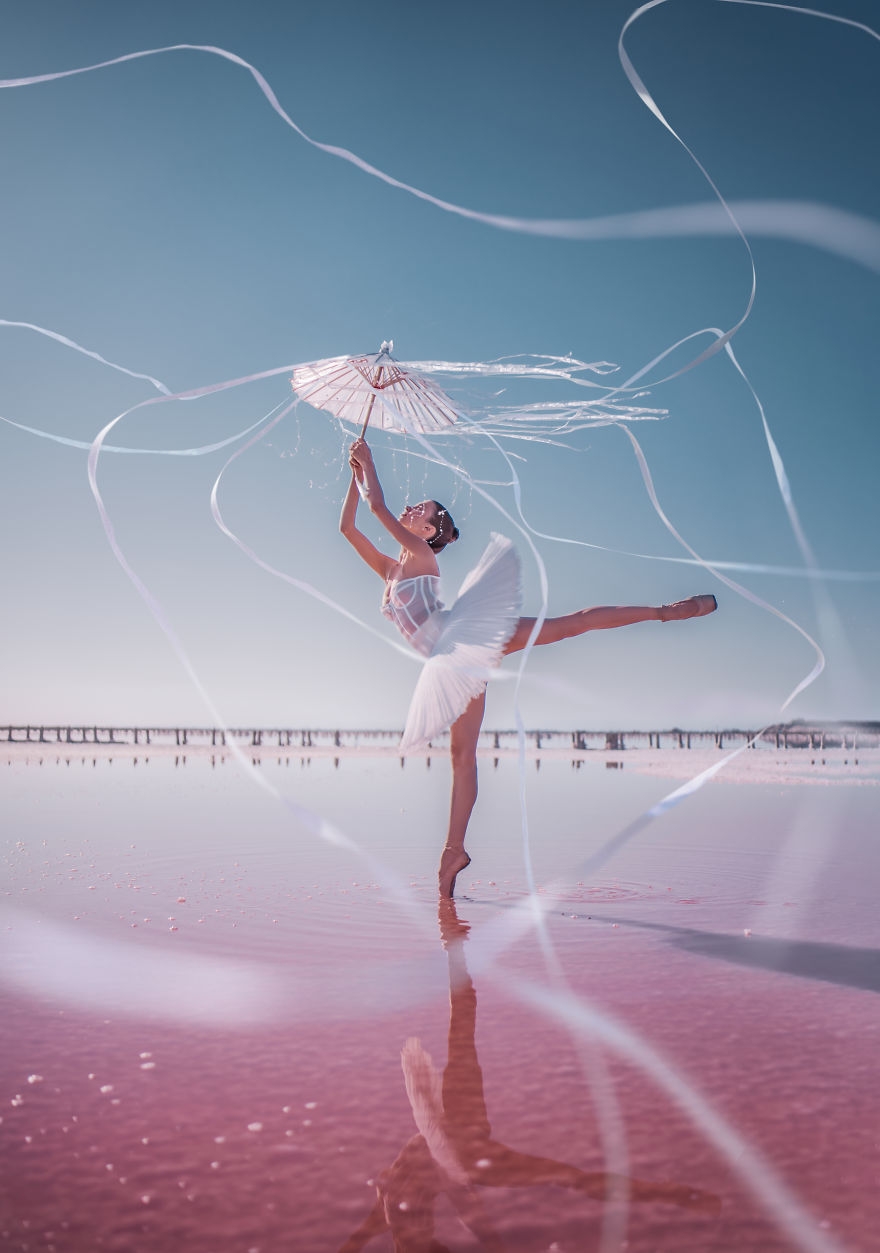 Vũ công ballet ở hồ màu hồng.