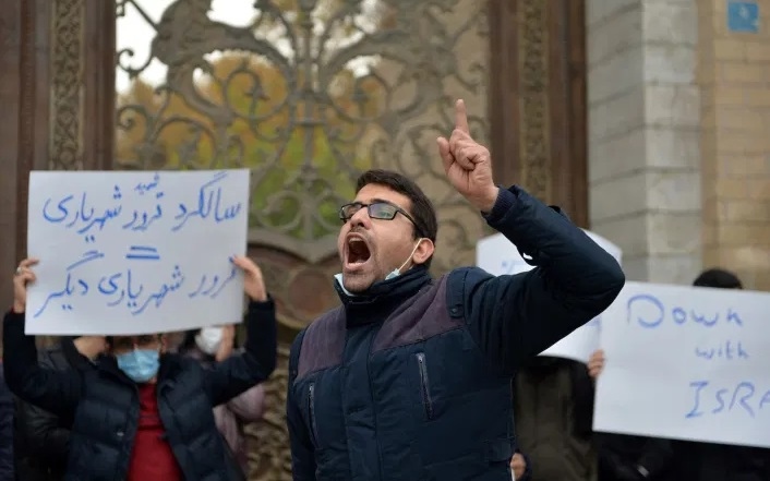 Người Iran biểu tình sau khi xảy ra vụ ám sát ông Fakhrizadeh. Ảnh: Anadolu.