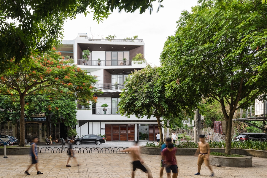 Ngôi nhà nằm trên một con phố nhỏ ở thành phố Hải Dương, được xây dựng trên diện tích đất 240m2, hợp từ 3 lô đất liền kề. Ưu điểm của ngôi nhà là có mặt tiền rộng mở ra một khoảng công viên phía trước.