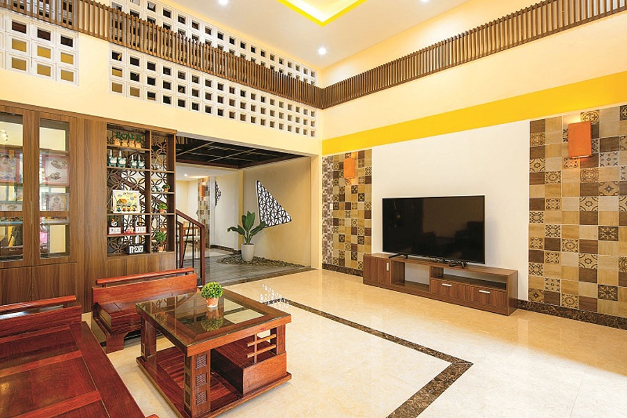 Màu vàng “kinh điển” được nhắc lại ở cả trong nội thất. Tuy nhiên, những chi tiết, màu sắc, vật liệu mang chất phổ cổ được sử dụng rất khéo léo và hợp lý; để vẫn giữ hồn phố cổ song phù hợp với một không gian sống hiện đại và tiện nghi.