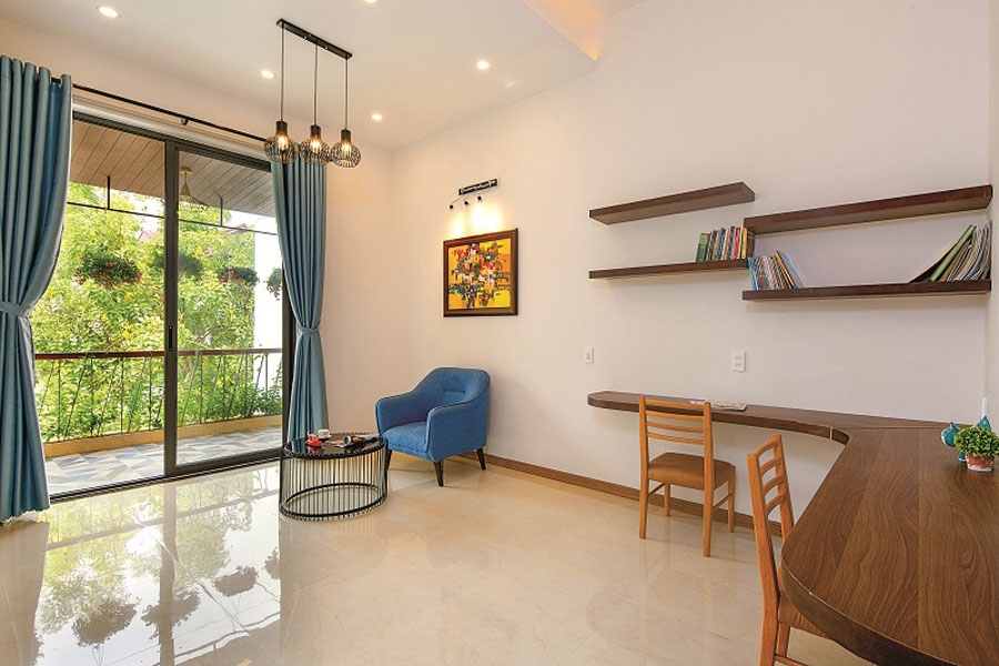 Các phòng ở và sinh hoạt ở tầng lầu tràn ngập ánh sáng tự nhiên, các ô cửa hướng ra cây xanh ngoài phố.