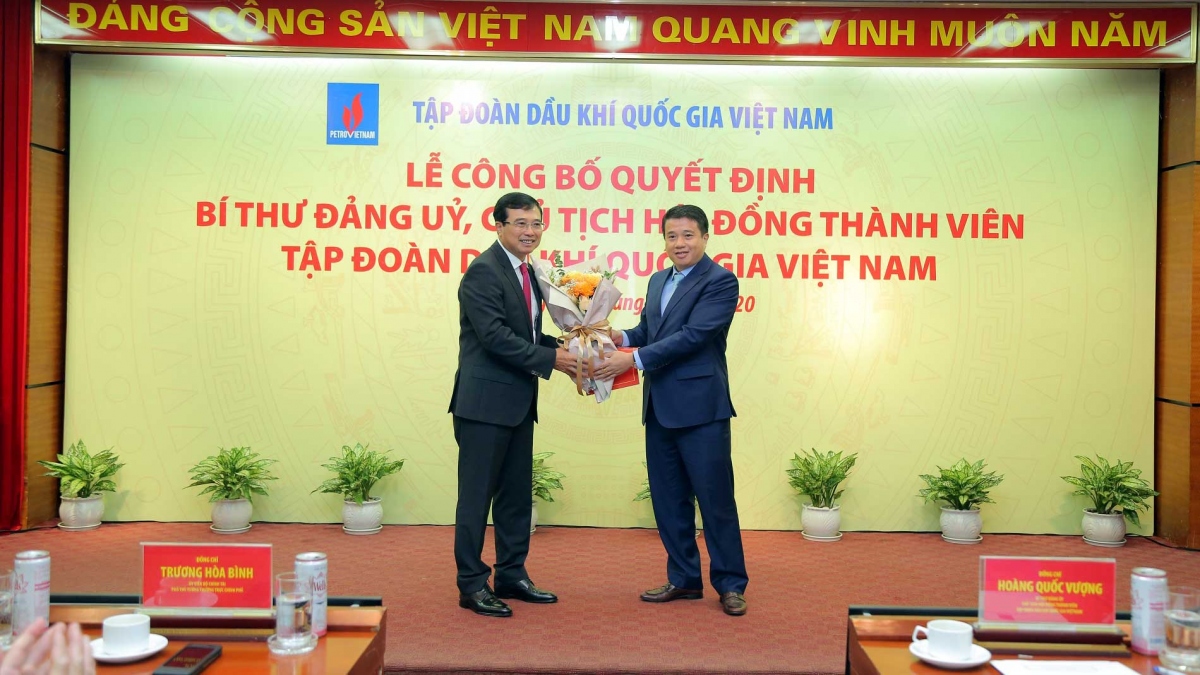 Ông Y Thanh Hà Niê Kđăm, Bí thư Đảng uỷ Khối doanh nghiệp Trung ương trao Quyết định chỉ định ông Hoàng Quốc Vượng, Chủ tịch HĐTV Tập đoàn giữ chức Bí thư Đảng ủy Tập đoàn Dầu khí Quốc gia Việt Nam.