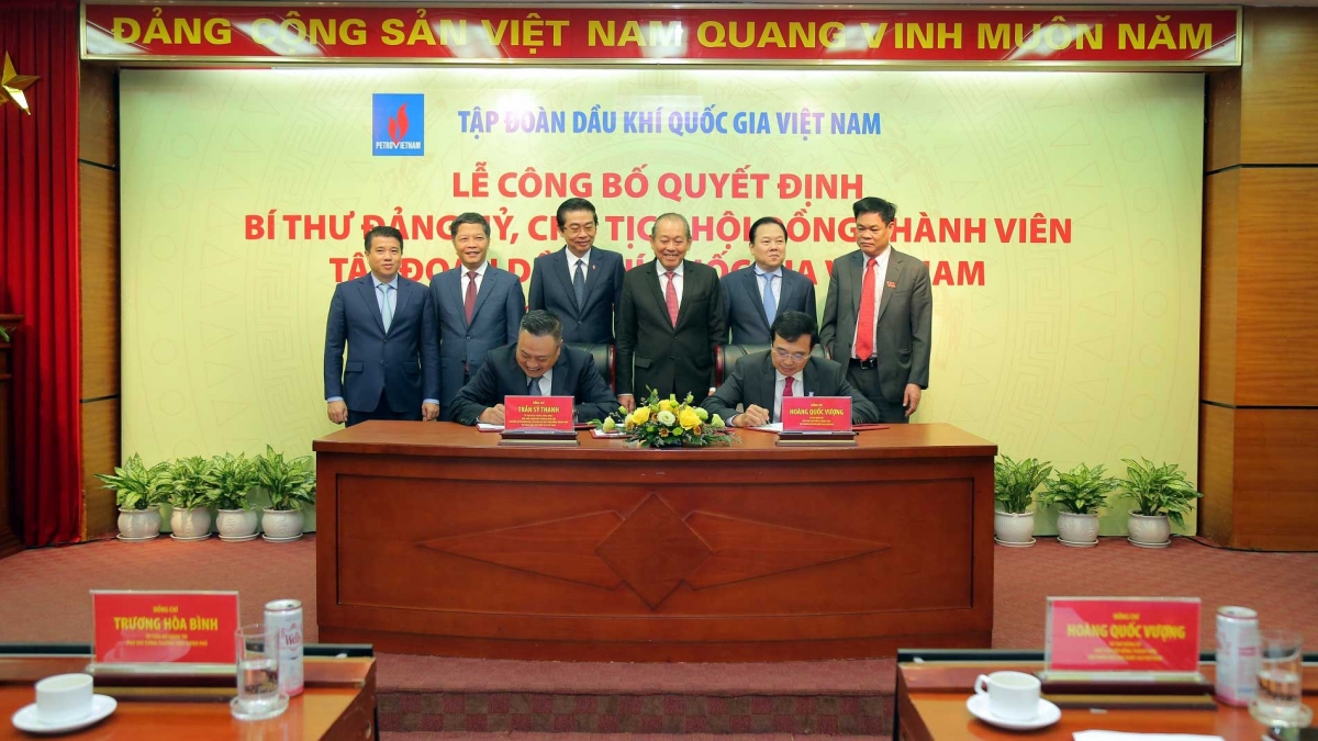 Phó Thủ tướng Thường trực Trương Hoà Bình và các đồng chí lãnh đạo Đảng, Nhà nước chứng kiến lễ ký bàn giao nhiệm vụ.