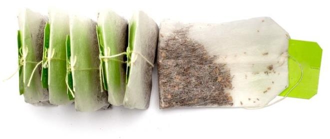 Nếu đôi giày của bạn có mùi hôi, hãy đặt vài túi trà khô bên trong mỗi chiếc để hút mùi. Còn nếu giày không chỉ có mùi mà còn ướt, hãy đổ hỗn hợp gạo và muối nở vào trong rồi để trong vài ngày.