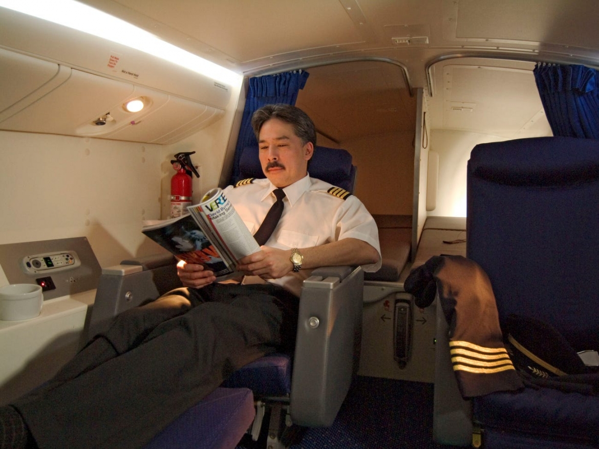 Với máy bay cỡ lớn như Boeing 777, các phi công có khoang ngủ riêng rộng rãi hơn, với hai ghế hạng thương gia, tủ quần áo, bồn rửa hoặc nhà vệ sinh, tùy thuộc vào ý tưởng của các hãng hàng không.