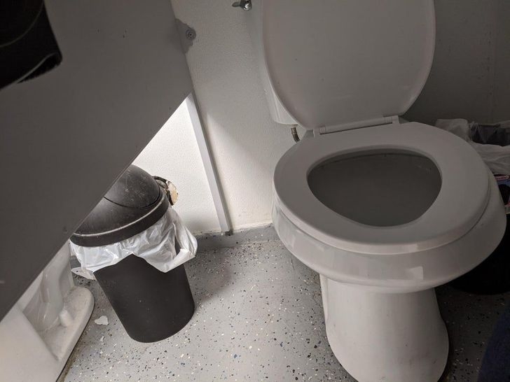 Vách ngăn cao để tiện giao lưu ấy mà.